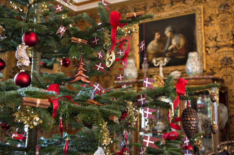 På Voergaard Slot mangler der ikke juletræer, men avlere stopper i hundredevis i disse år. Så måske er fremtidens danske juletræ i plastic eller importeret. <i>Arkivfoto</i>