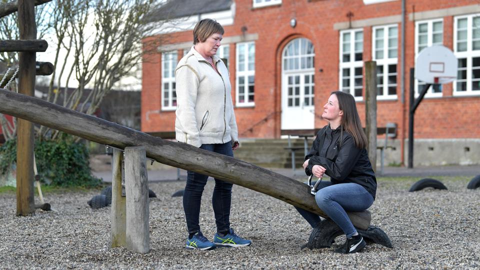 Det skønneste ved at have en skole i byen, er lyden af glade børnestemmer, mener Marion Kronbo. Hendes datter, Zenia Kronbo Hvid, er også ked af at den lille skole skal lukke. <i>Claus Søndberg</i>