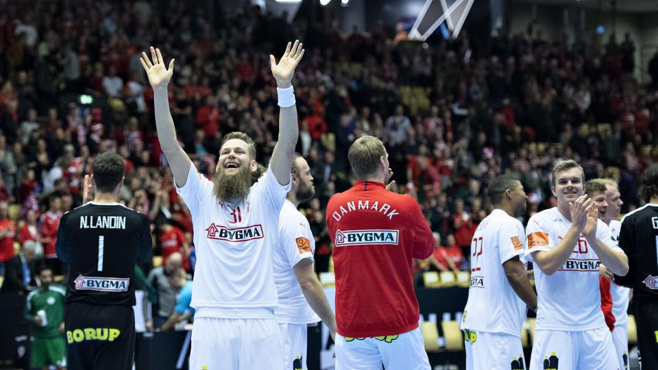 Nikolaj Øris med hænderne i vejret efter sejren over Saudi Arabien. Højrebacken nåede både at blive far til sit andet barn og sikre Danmark to point på ét og samme døgn. Foto: Henning Bagger/Ritzau Scanpix <i>Ritzau Scanpix</i>