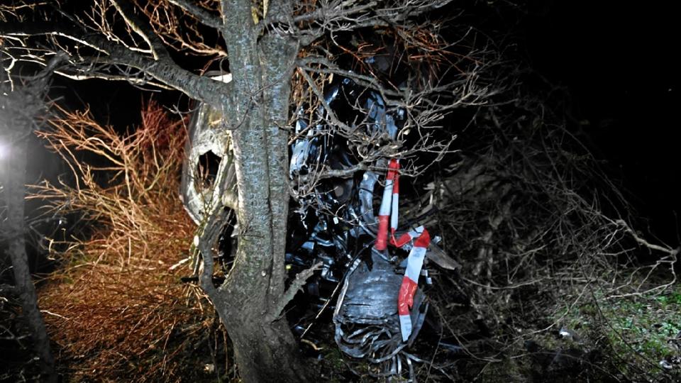 Bilen ramte flere træer i vejsiden og fik store skader. Foto: Jan H. Pedersen