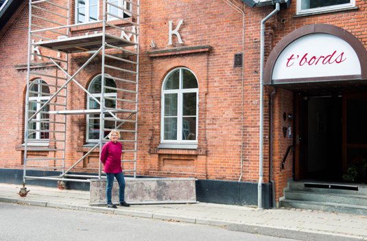 Forpagter Merete Brik foran huset, som for nogle år siden blev renoveret i respekt for dets oprindelige udseende.  <i>Arkivfoto: Diana Holm</i>