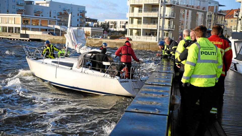 Det krævede dykkere, politi og beredskab at hjælpe den ødelagte båd i land. Foto: Henrik Bo