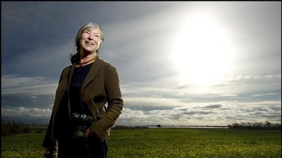 Billedkunstner og fotograf Kirsten Klein er bosat på Mors og skabte sammen med Hans Edvard Nørregård-Nielsen et efterspurgt to-bindværk om Limfjorden. Nu hædres hun af Akademiraadet med Thorvaldsen Medaillen for sin kunst. ?Foto: Torben Hansen