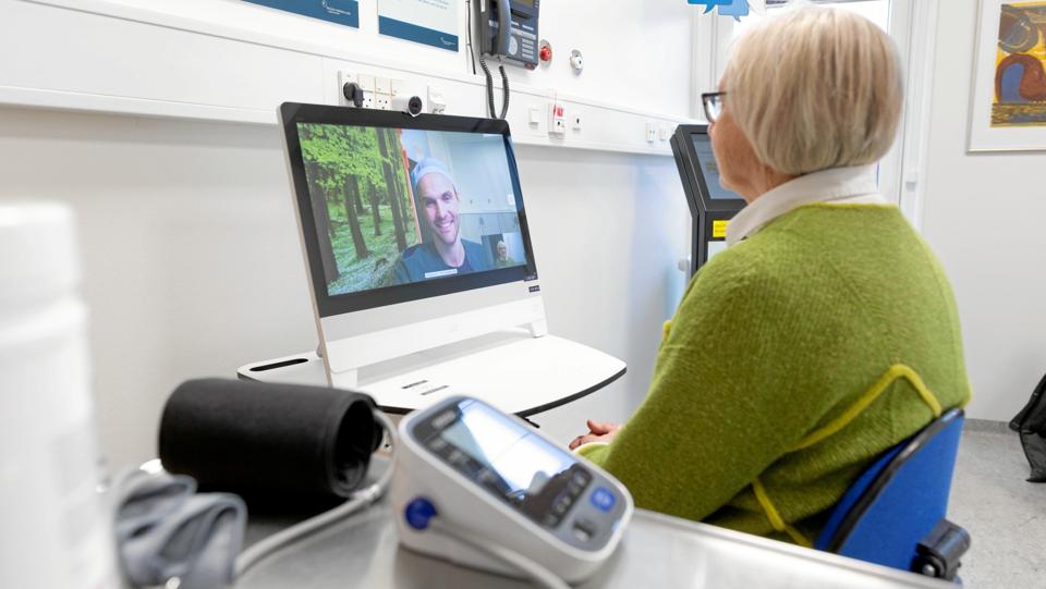 Videoambulatoriet i Morsø Sundhedscenter giver mulighed for, at man via skærmen kan tale med en læge, der sidder på hospitalet i Thisted eller Aalborg. Hidtil er der dog ikke mange patienter, der har brugt lokalet. Foto: Region Nordjylland