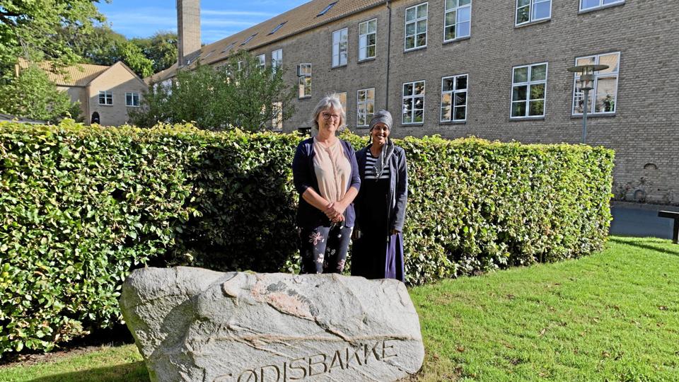 Halima Mahamed Mahamood er en af de borgere på integration, som Mariagerfjord Kommune med succes har hjulpet ud på arbejdsmarkedet. Her ses hun sammen med vaskeri- og rengøringschef Hanne Carstensen, Sødisbakke. Foto: Mariagerfjord Kommune