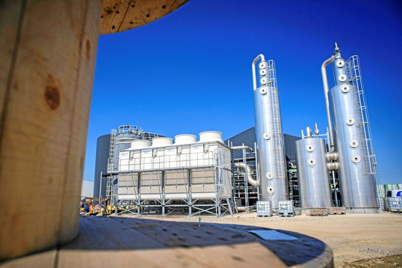Det imponerende, topmoderne anlæg, der forsyner op mod 19.000 husstande med gas, har fået en svær start på tilværelsen på en mark ved Havbro. Alligevel får det nu i princippet lov til at vokse. Arkivfoto: Martin Damgaard
