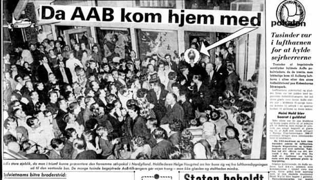 Aalborg Stiftstidende dagen efter triumfen i 1966 - med billeder fra AaB's ankomst til Aalborg Lufthavn.