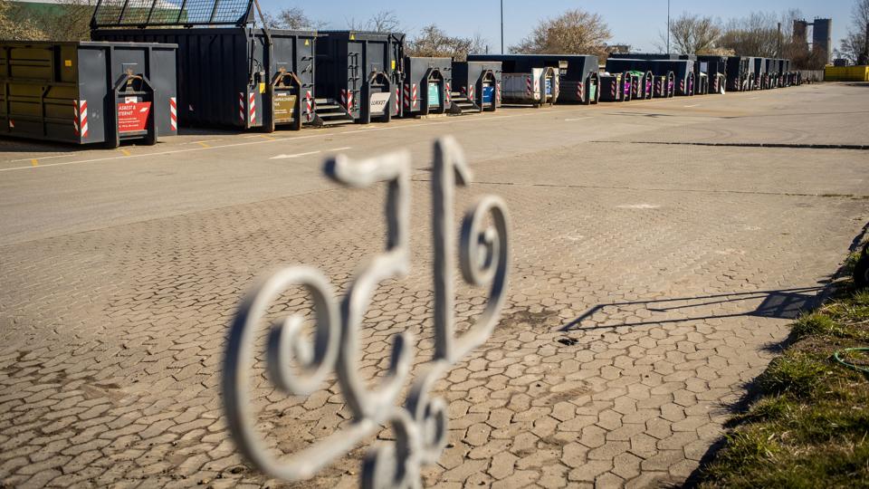 Aalborg Kommunes genbrugspladser åbner til normal tid tirsdag. Blandt andet her på Sundsholmen. Men Aalborg Renovation ser gerne at haveaffald til kommunens største pladser i stedet afleveres på deponi-pladsen på Rørdalsvej. Foto: Martin Damgård