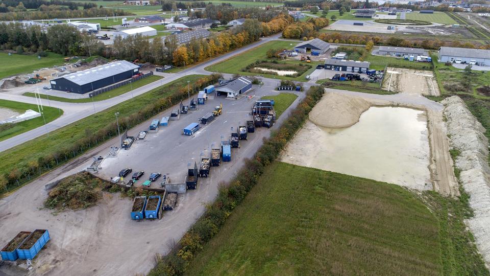Genbrugspladsen i Aabybro er i øjeblikket ved at blive udvidet og moderniseret. Arkivfoto: Lars Pauli