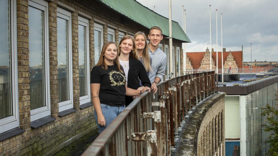 Hop-teamet, der har to morsingboer ombord, holder til i kontorfællesskabet Startup Works i Aalborg. Fra forrest i rækken ses Carina Lykke Svindborg, Mie Engsholt, Anne Bloksgaard Borg og Kasper Poulsen. Foto: Martél Andersen