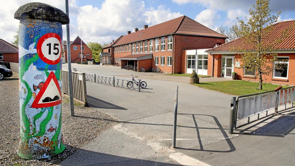 Et konsulentfirma anbefaler Thisted Kommune at lukke mellem én og tre af de mindste skoler i kommunen. Vestervig Skole var sidste år mindst med 88 elever, men også afdelinger af Hannæs-Østerild Skole vil i så fald være i farezonen. Østerild-afdelingen havde i 2019-20 kommunens laveste klassekvotient. På billedet er det Østerild-Hannæs Skoles afdeling i Frøstrup. Arkivfoto