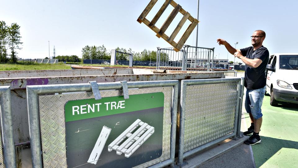 Fra tirsdag kan du igen smide træaffald i containere på genbrugspladsen. Arkivfoto
