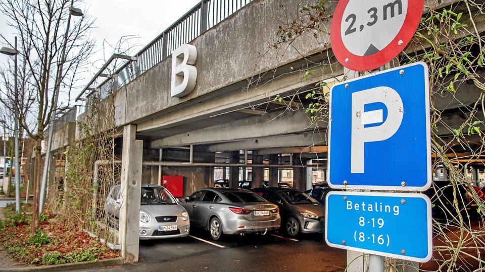 I øjeblikket opererer kommunen med et salg af p-anlæg ned 360 offentlige p-pladses.. Arkivfoto