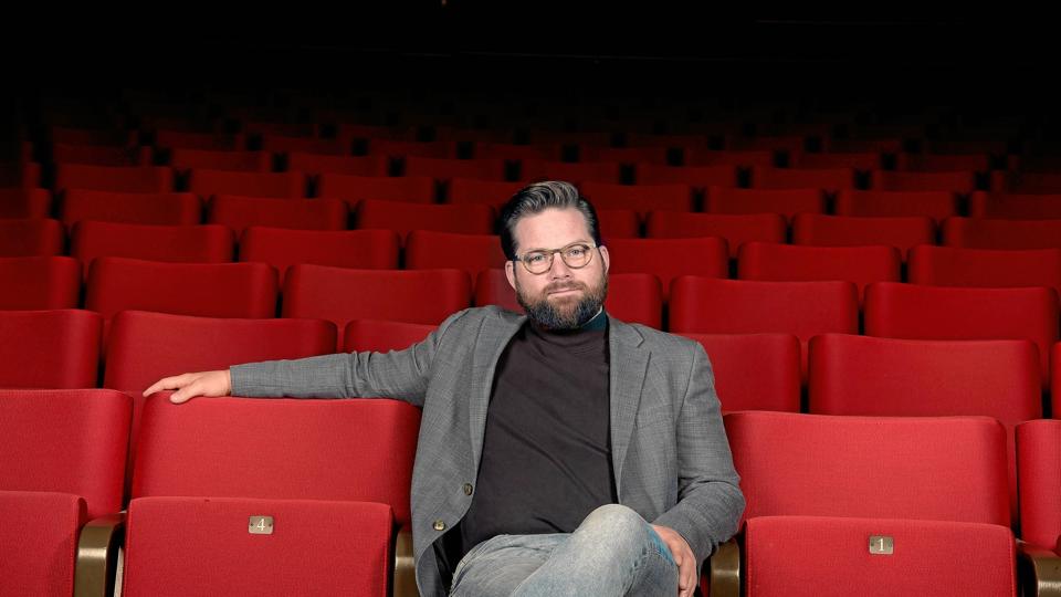 Aalborghallen står gabende tom, for der sker intet i øjeblikket. Ikke andet end at pengene fosser ud af kassen. Og Nicolaj Holm på billedet vil du heller ikke se i salen i øjeblikket. Han har nemlig sendt sig selv hjem på ferie her under krisen. Og han har rygende travlt med at passe jobbet her under forårsferien.