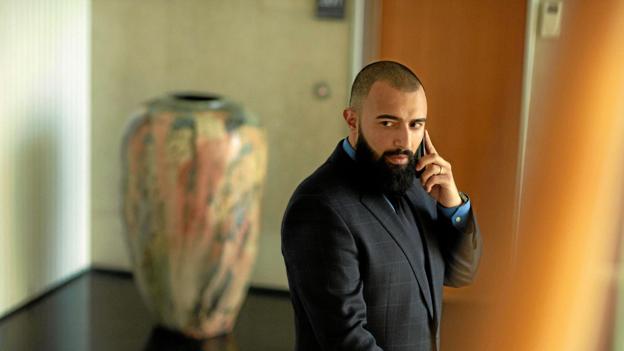 Farshad har været ministerens loyale spindoktor, men han kan ikke fortsat se på, at hun bevæger sig væk fra alt det, hun altid har kæmpet for. Foto: Jason Alami