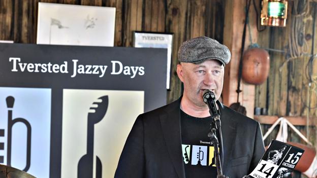 Formanden for Tversted Jazzy Days, Niels Ole Sørensen, afslører hvert år programmet ved et releaseparty i bådhuset ved nedkørslen til Tversted strand. Arkivfoto: Bent Bach