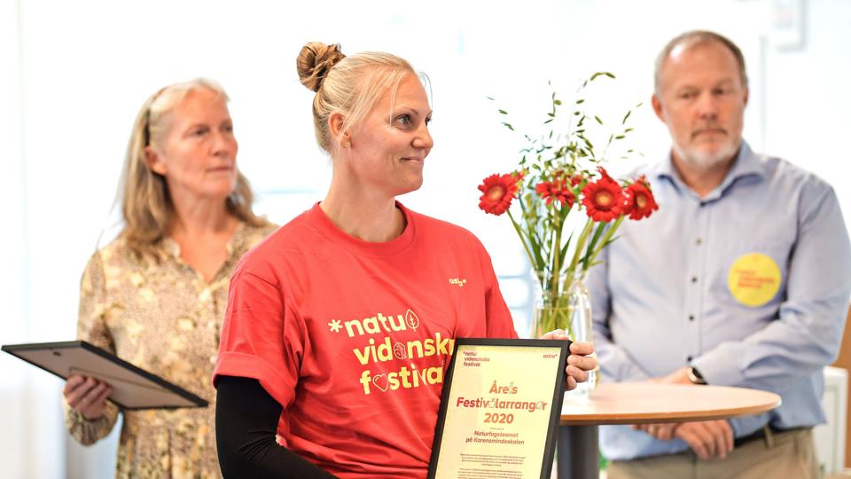 Her får Lene Vestergaard, formand for naturfagsteamet og naturfagslærer i udskolingen, overrakt prisen som årets festivalarrangør