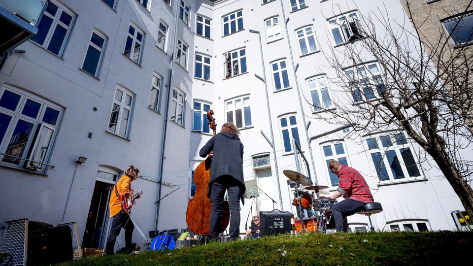 Vi har længe kunnet se italienerne samles på balkoner og spille sammen. Søndag kunne beboerne i Rosenlundsgade lytte til livejazz fra vinduer og altaner - du har også mulighed for at booke en koncert. Foto Torben Hansen