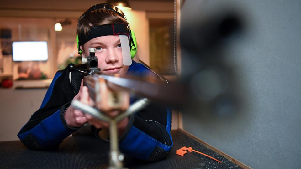 13- årige Jonas Møller Kristensen er et af de yngre medlemmer, der er blevet bidt af at skyde. Foto: Mette Nielsen