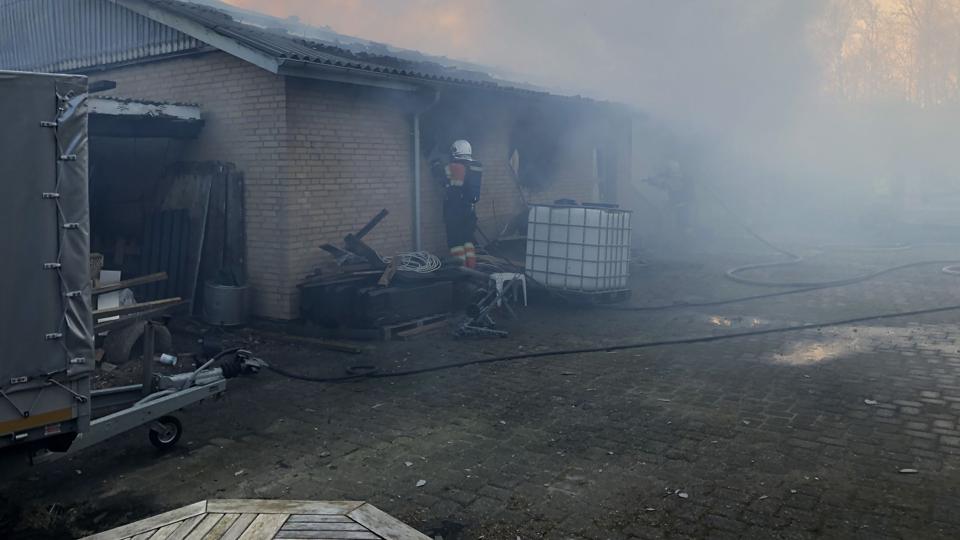 Slukningsarbejdet er i fuld gang søndag morgen. Foto: Nordjyllands Beredskab