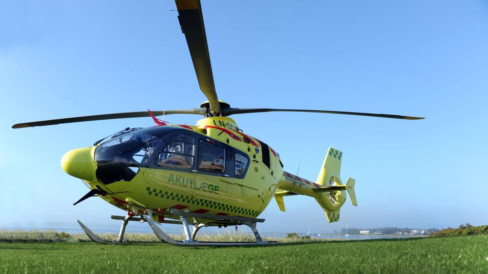 En lægehelikopter blev lørdag sidst på eftermiddagen dirigeret til stranden mellem Vigsø og Hanstholm, hvor to yngre kvinder var kørt ud over en skrænt., Arkivfoto