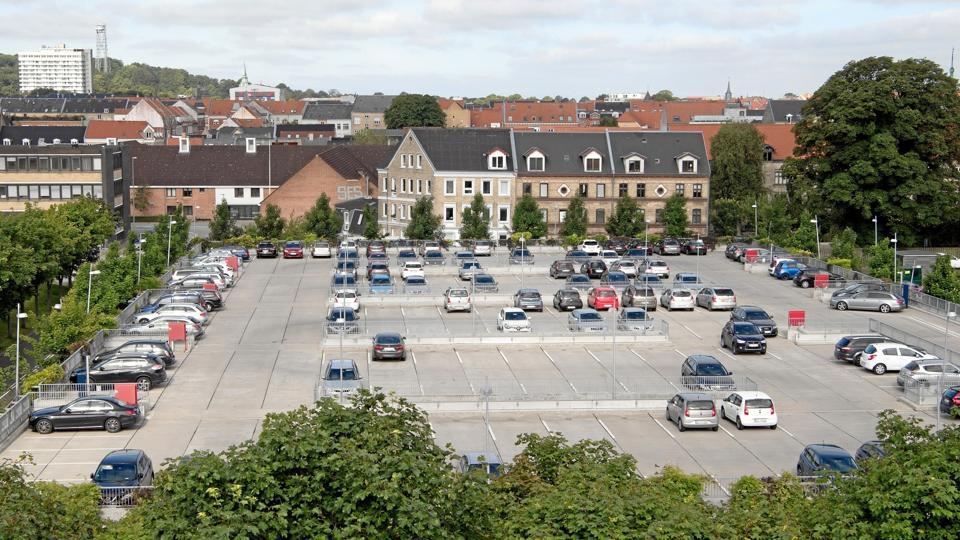 Etableringen af et nyt p-dæk vil betyde, at hele p-anlægget med 360 pladser lukkes ned i et år. Arkivfoto: Henrik Bo