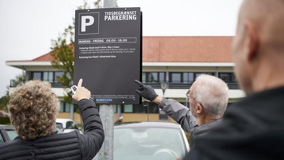 Skiltet har hængt længe i Hasseris Bymidte, men de fleste har aldrig læst "det med småt". Foto: Henrik Bo <i>Foto: Henrik Bo</i>