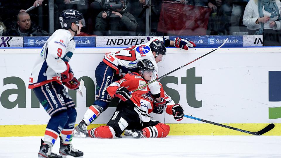 Fansene vælter nærmest over hinanden for at få lov til at støtte de to nordjyske ishockeyklubber i en svær økonomisk tid. Arkivfoto: Lars Pauli