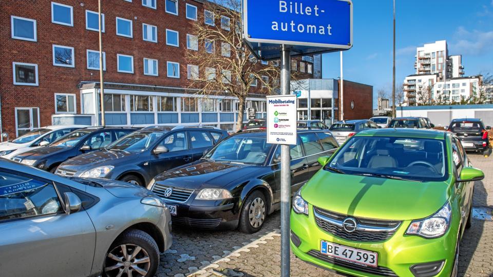 Bygherrer kan slippe for at anlægge p-pladser på deres grund, og i stedet betaler til en p-fond. Hvis kommunen ikke anlægger erstatnings p-pladser, får bygherrerne deres penge tilbage. Det kan give anledning til spekulation, frygter politiker. Arkivfoto