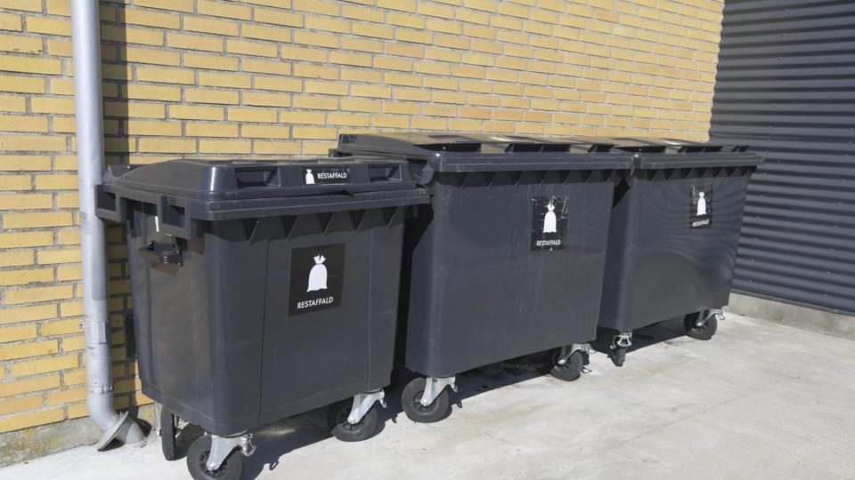 Det lokale idrætscenter har stillet sine affaldscontainere til råde for initiativet, for det bruger dem ikke selv i øjeblikket. Foto: Henrik Louis