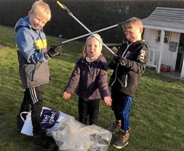 Børn og voksne fra lokalområdet deltager med stor entusiasme i indsamlingen af affald. Foto: Vibeke Nørgaard Kjærsgaard