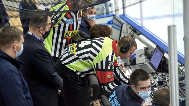 Dommerne måtte flere gange i kampen indtage speakerboksen og gennemse scoringer på video. Foto: Henrik Bo <i>Foto: Henrik Bo</i>