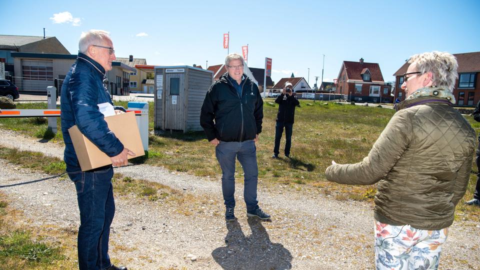 Handelschef Per Martensen formand Dorthe Schaltz med en kasse underskrifter til borgmester Arne Boelt (S). Foto: Bente Poder