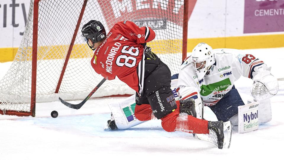 Josh MacDonald scorer her det første mål for aalborgenserne i straffeslagskonkurrencen. Foto: Henrik Bo <i>Foto: Henrik Bo</i>