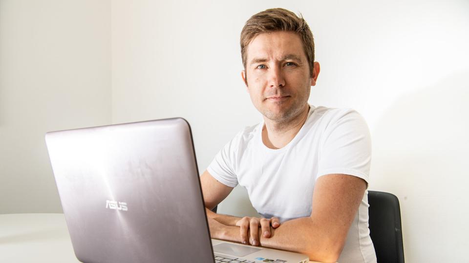 Lungelægen Kasper Svendsen Juhl blev meget overrasket, da han blev testet positiv for corona. Han har derfor måttet tage en ufrivillig pause fra sin daglige gang på pandemi-afsnittet på Aalborg Universitetshospital. Foto: Peter Broen <i>Foto: Peter Broen</i>