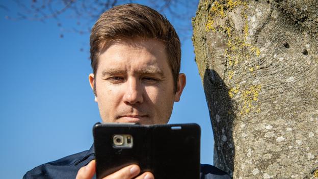 Som læge på pandemi-afsnittet holder Kasper Svendsen Juhl sig hele tiden opdateret om corona-virussets udvikling i hele verden, ligesom han følger myndighedernes udmeldinger tæt. Foto: Peter Broen <i>Foto: Peter Broen</i>