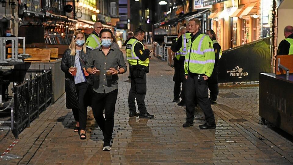 Også forrige uge holdt politiet godt øje med, at folk overholdt de skærpede corona-regler i Jomfru Ane Gade. Arkivfoto Jan Pedersen