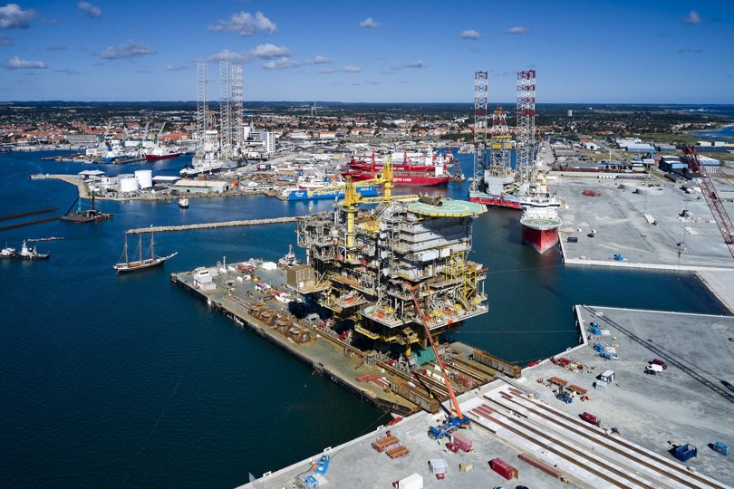 Efter at have tjent olieindustrien hugges de kæmpestore olie- og gaskonstruktioner op på havnen i Frederikshavn. Og der er stor efterspørgsel på materialerne derfra. Her er det platformen Tyre Øst, der er ankommet til sit sidste bestemmelsessted. Arkivfoto: Henrik Bo