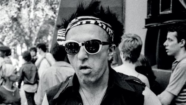 Forfatteren, oversætteren og punk-fanen Poul Borum. Her fotograferet i Tompkins Square Park i New York i juni 1981 til gratis eftermiddagskoncert - verden er lille. Foto: Jan Sneum