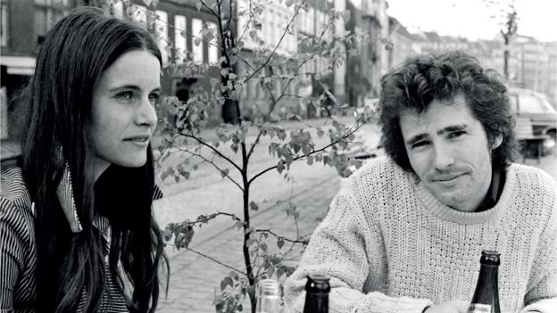 Jan Sneum med sin søster Bettina på 20 år og musikeren Tim Buckley på 27 år på café i København, hvor de tilbragte en hel dag sammen under Tim Buckleys turné. Det var søsteren, der første gang skaffede dem adgang til kunstneren, da hun før en koncert havde sendt en tegning til ham. Foto: Jan Sneum