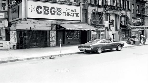The CBGB Second Avenue Theatre i New York fotograferet 1978. Gaden var slidt ned til sokkeholderne, og spillestedet indenfor var næsten kulsort, kun oplyst af stearinlys, men det var her, du kunne opleve morgendagens navne indenfor punk og den nye bølge af amerikansk musik i 1970'erne. Jan Sneum lavede et portræt af stedet til P3. Foto: Jan Sneum