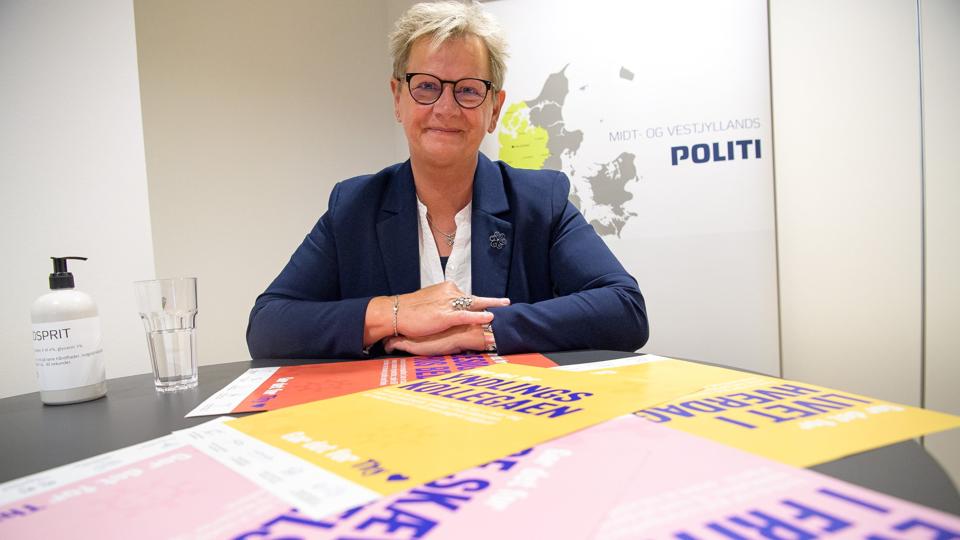Borgmester Ulla Vestergaard præsenterede kommunens egen kampagne, der er blevet til i samarbejde med lokale organisationer som et alternativ til de blå skilte med råd om corona. Men ser de blå skilte uden at se dem, så der er behov for nyt blikfang, siger hun.