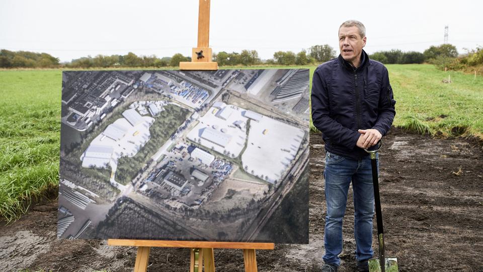 Fredag var der første spadestik på et stort byggeri i Aalborg øst på en 6,5 hektar stor grund, manden bevæbnet med spaden, er by og landskabsrådmand Hans Henrik Henriksen (S). Foto: Henrik Bo <i>Foto: Henrik Bo</i>