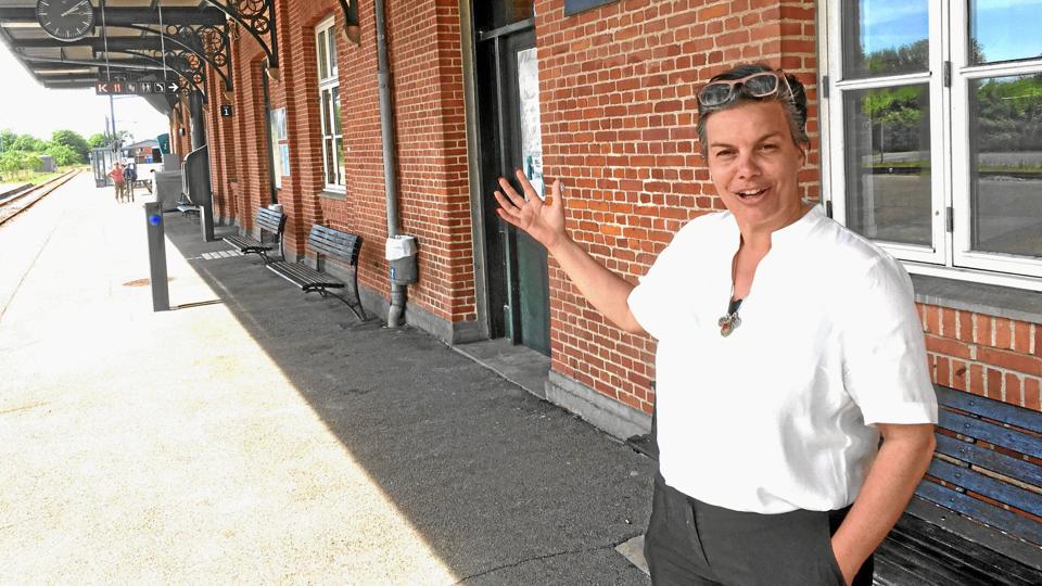 Turistchef Mai Manaa på perronen bag lokalerne i stationsbygningen i Thisted, hvor Thy Turistforening nu rykker ind. Kontoret, der får navnet "Mit Thy" åbner 1. oktober. Arkivfoto