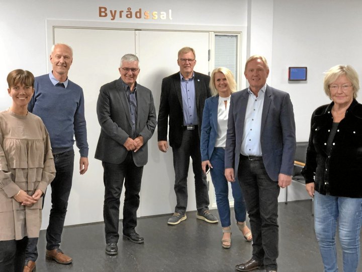 Hele byrådet står bag budgettet i Vesthimmerland - her ses gruppeformændene for partierne. Det er fra venstre Theresa Berg Andersen (SF), Henrik Dalgaard (K), Palle Jensen (S), Kurt Friis Jørgensen (V), Lise Lotte Jensen (DF), borgmester Per Bach Laursen (V) og Kirsten Moesgaard (VesthimemrlandsListen)