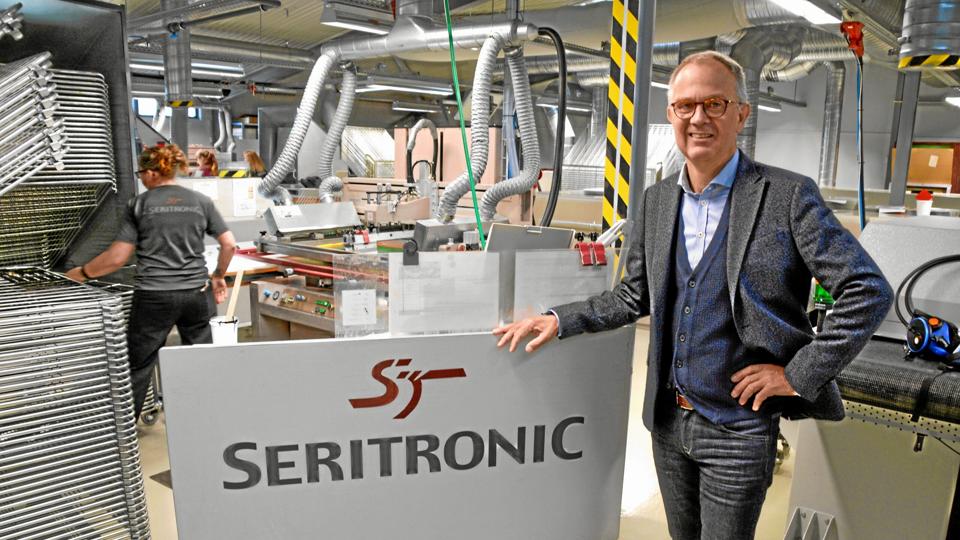 - Vi har tidligere kørt med delte pauser og god afstand mellem folk, dette blev bragt tilbage til normalen hen over sommeren, men nu har vi indført det igen, fortæller direktør i Seritronic Hans Henrik Pedersen. Arkivfoto