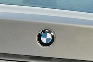 BMW-glad tyv - ruder smadret i tre biler