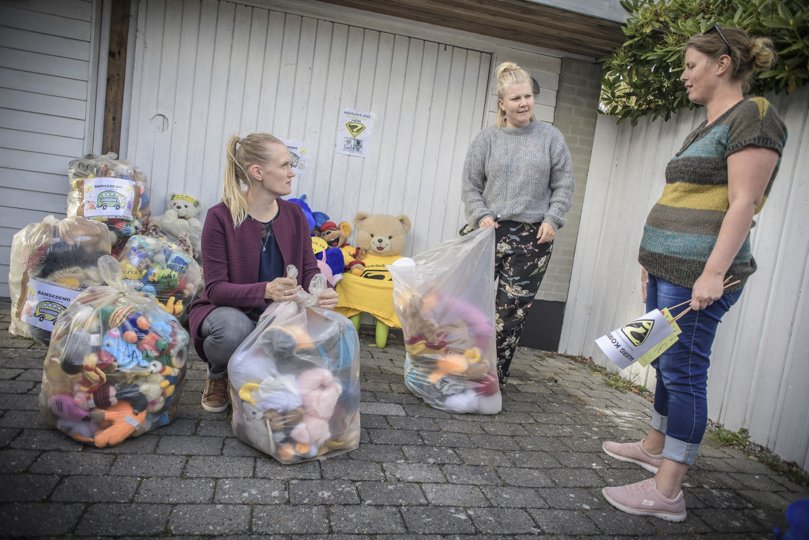 Helene Tranholm Joensen, (tv) Aalborg, har samlet bamser sammen med Anita Daugaard og Pernille Christensen. Onsdag aften blev bamserne sendt til København. Foto: Martin Damgård