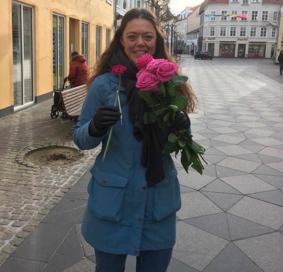Socialarbejder Sara Korsgaard fra Aalborg Kommunens Bo- Gadeteam blev mødt med blomster, da hun og kollega Mette Christensen gik dagens første tur blandt byens hjemløse. Foto: Mette Christensen, Aalborg Kommune