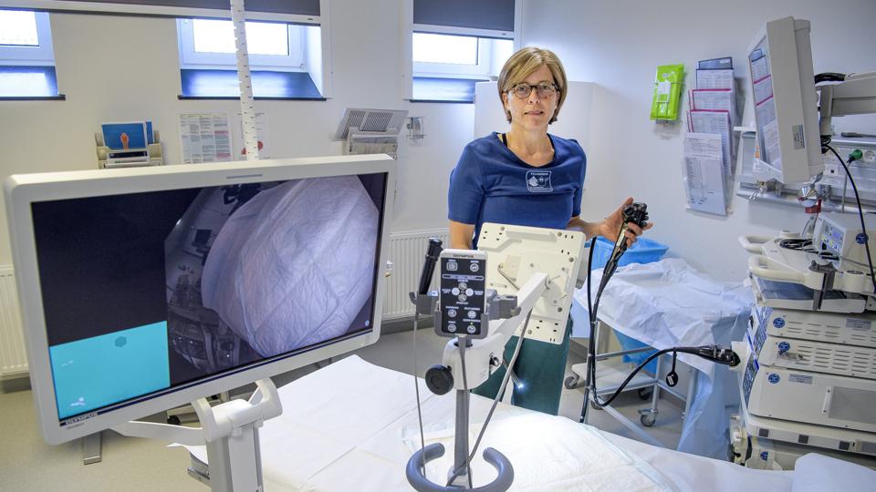 Dorte Møller Jensen er som den første sygeplejerske på sygehuset i Thisted uddannet i at kunne udføre koloskopiundersøgelser på egen hånd. Foto: Peter Mørk